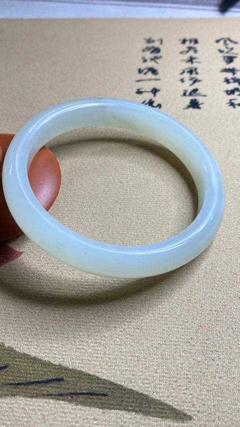 Gelang Mulut Besar Giok Halus Ukuran 68.1mm Lebar 13.4mm Giok terjadi secara alami Pola acak Termasuk pajak pengiriman.