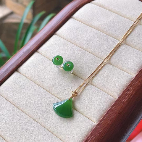 Anting Set Jasper Alami 7mm + Kalung 13 * 16mm Giok bersih dan halus dengan pengaturan emas 18 karat.
