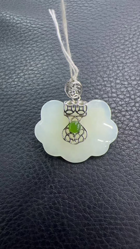 Kalung Giok Ruyi Hetian Giok Alami 925 tatahan perak Giok halus dan hangat Ukuran 28 * 29mm Giok halus dan hangat Sudah termasuk pajak pengiriman.