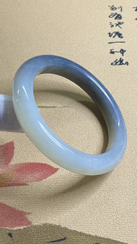 Gelang Es Giok Cui Giok Abu-abu Ukuran 61-63mm Ukuran 62.2mm Lebar Sisi 12.6mm Giok ini terbentuk secara alami dan polanya acak Sudah termasuk ongkos kirim dan pajak.