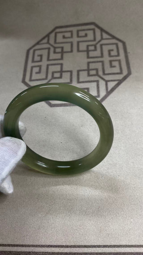 Gelang es abu-abu giok Xiuyan alami, diameter 60,9mm, lebar samping: 11,3mm, batu alam dihasilkan secara alami, polanya acak, termasuk pajak pengiriman