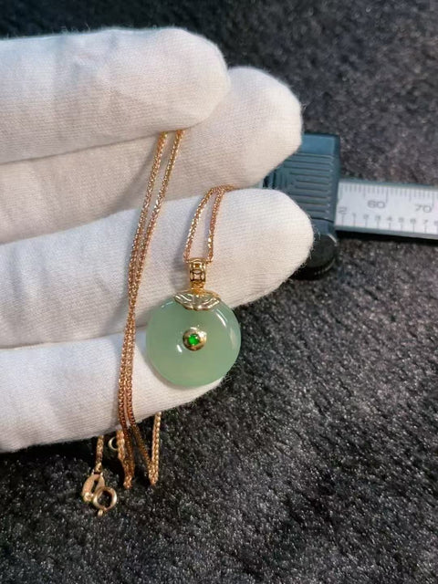 Kalung Gesper Perdamaian Jadeite Alami Pengaturan Emas 18k Ukuran 16.2 * 16.2 * 5mm Warna yang Indah Pengiriman Pajak sudah termasuk.