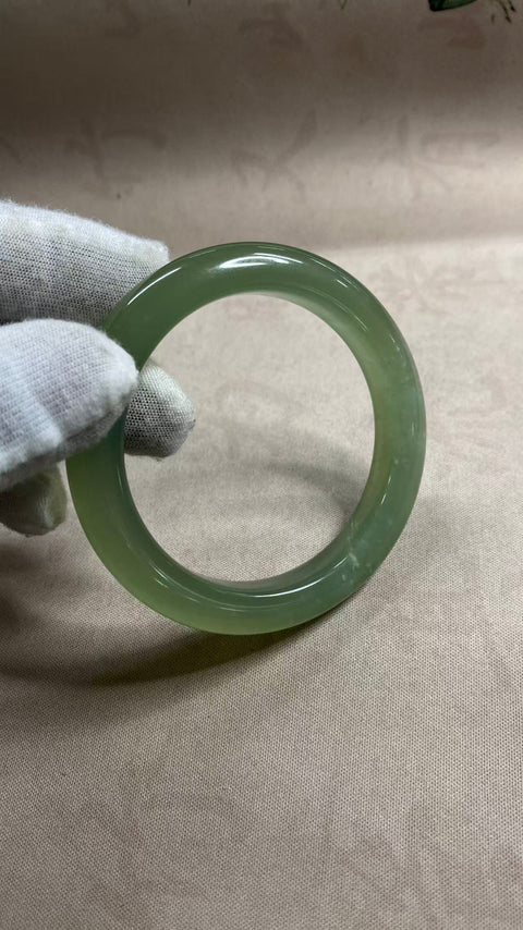 Gelang Giok Xiuyan Yang Indah Dengan Warna Hijau Es, Diameter 56,6 Mm Lebar Sisi 11,2 Mm. Semua Batu Terbentuk Secara Alami, Gratis Ongkos Kirim Dan Pajak.