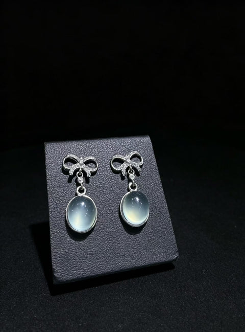 Anting giok Xiuyan dengan bingkai perak dan desain pita. Ukuran 10mm x 8mm. Gratis ongkos kirim dan pajak.