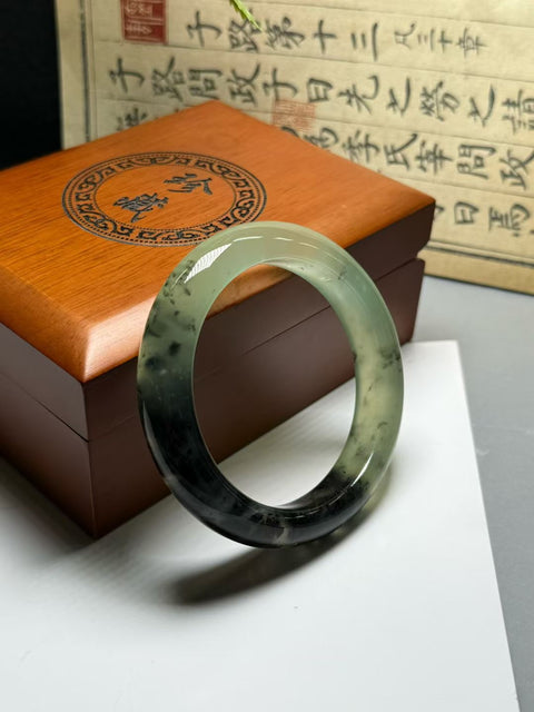Gelang Xiuyan Jade Icy Translucent Ink Painting ✨ Warna hijau jernih dan berkilau dengan pola seperti lukisan tinta alami. Diameter 55,7×12,8×9,6 cm, Semua batu terbentuk secara alami. Gratis ongkos kirim dan pajak.