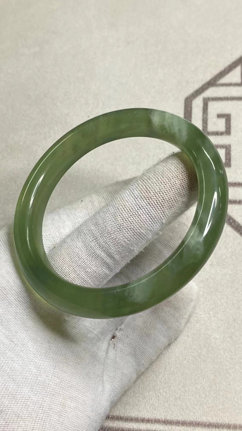 Gelang Giok Giok Terapung Hijau Penuh Giok Cui Alami Ukuran 58-60mm Ukuran 59.8mm & nbsp; Lebar Sisi 11.2mm Giok terjadi secara alami Pola acak Termasuk Pajak Pengiriman