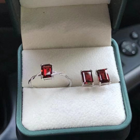 Potongan Persegi Garnet Alami yang Dipotong dari Batu Utama Perak 925 Ukuran Batu Utama 5 * 7mm Kejernihan Penuh Kejernihan Penuh Gaya Meletup Api Termasuk Pajak Pengiriman