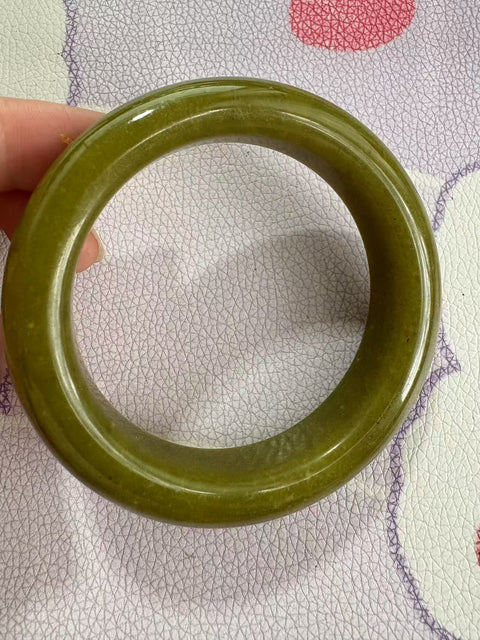 Gelang giok Xiuyan yang indah, diameter dalam: 57mm, lebar samping 14,8mm, batu alam dihasilkan secara alami, polanya acak, termasuk pajak pengiriman