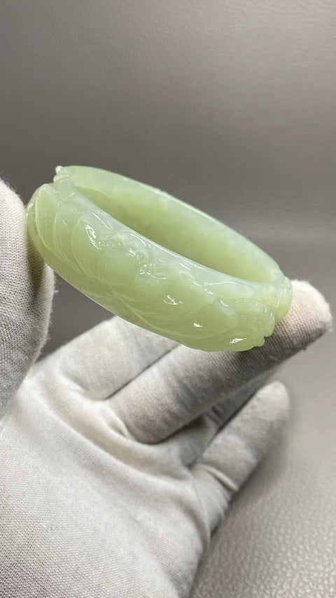 Gelang Bunga Ukiran Giok Cui Giok Alami Ukuran 57-59mm Ukuran 58.4mm Lebar Sisi 18mm Batu giok ini terbentuk secara alami dan polanya acak Sudah termasuk pajak pengiriman.