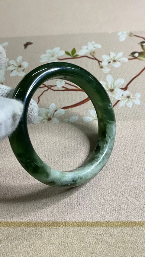 Gelang Gelang Qingti Milkcap Bahan Cui Giok 180 Ukuran 57-59mm Ukuran 58.2mm Lebar Sisi 12mm Giok ini semuanya terjadi secara alami Pola-polanya acak Termasuk pengiriman dan pajak.