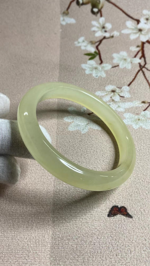 Gelang Es Giok Cui Giok Alami Ukuran 59-61mm Ukuran 60.7mm Lebar Sisi 11.2mm Giok ini semuanya terjadi secara alami Pola acak Pajak pengiriman sudah termasuk.