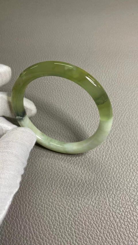 Gelang Cui Giok Cui Warna Musim Semi Alami Ukuran 57-59mm Ukuran 58.4mm Lebar Sisi 9mm Batu giok semuanya muncul secara alami Pola-polanya acak Sudah termasuk pajak pengiriman.