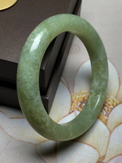 Baru ...... Gelang Giok Jiacui Alami 『Dunia Keberuntungan』 Pola bunga yang dinamis dan elegan Giok halus dan hangat Pada efek tangan yang serasi Ukuran: 59.5 × 12.7㎜ & nbsp; Giok secara alami muncul secara acak Termasuk pajak pengiriman