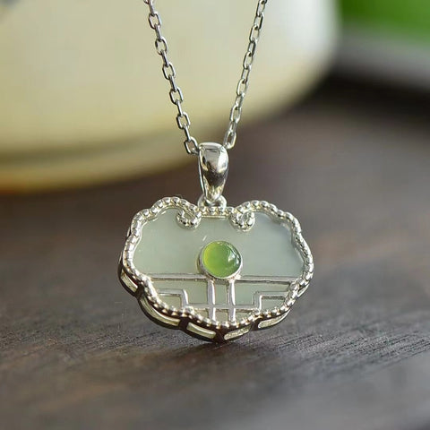 26265 Kalung Giok Hetian Alami yang terbuat dari perak 925; Giok itu bersih, halus, dan hangat. Gayanya cantik dan anggun.