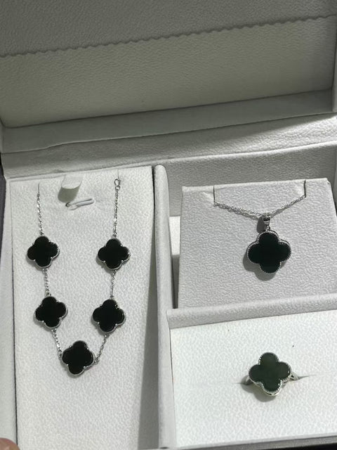 Gelang + Kalung + Cincin Set Semanggi Empat Daun Giok Cui Giok Hijau Tua yang bersih, halus, dan hangat. 925 Perak Sudah termasuk ongkos kirim dan pajak.