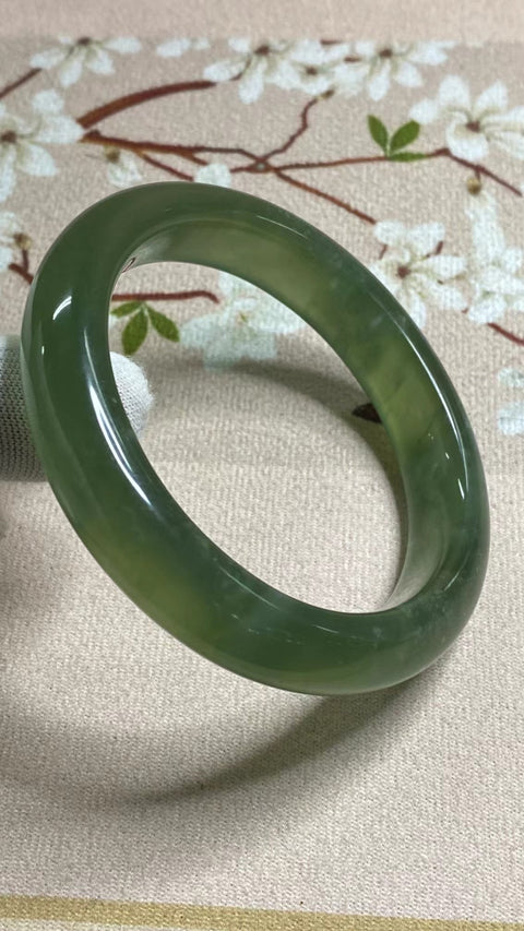 Gelang Giok Cui Alami Ukuran 61-63mm Ukuran 62.4mm Lebar Sisi 14.2mm Giok terbentuk secara alami Pola acak Termasuk ongkos kirim dan pajak.