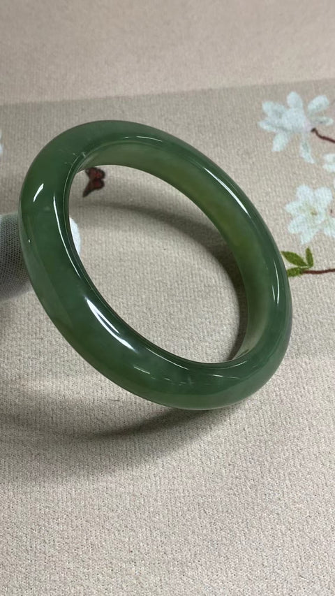 Gelang Giok Cui Alami Ukuran 60-62mm Ukuran 61.8mm Lebar Sisi 12.5mm Giok terjadi secara alami Pola acak Pengiriman dan pajak sudah termasuk.