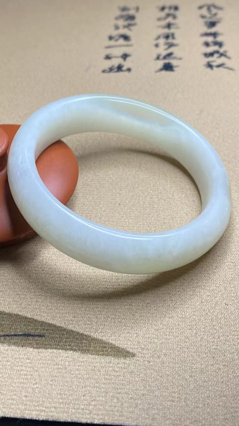 Gelang Cahaya Bulan Putih Giok Cui Giok Alami Ukuran 54-56mm Ukuran 55.8mm Lebar Sisi 14.3mm Giok semuanya terjadi secara alami Pola acak termasuk pajak pengiriman