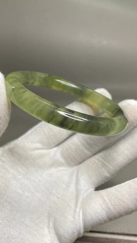 Gelang Lukisan Pemandangan Giok Cui Alami Ukuran 60-62mm Ukuran 61.5mm Lebar Sisi 9.6mm Giok adalah semua yang terjadi secara alami Pola acak termasuk pajak pengiriman