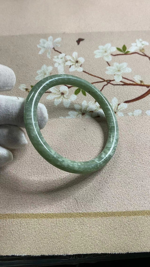 Harga kedua dari bar kecantikan giok Cui yang indah 58.5mm, gioknya bagus dan hangat, gioknya muncul secara alami, polanya acak, termasuk pengiriman dan pajak.