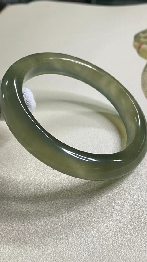 Gelang Es Giok Cui Giok Abu-abu Ukuran 60-62mm Ukuran 61.5mm Lebar Sisi 12.3mm Giok ini terjadi secara alami Pola-polanya acak Termasuk ongkos kirim dan pajak.