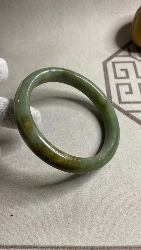 Gelang Biru Bertabur Bunga Giok Cui Giok Alami Ukuran 62-64mm Ukuran 63.4mm Lebar Sisi 12.5mm Giok terjadi secara alami Pola acak Sudah termasuk pajak pengiriman.