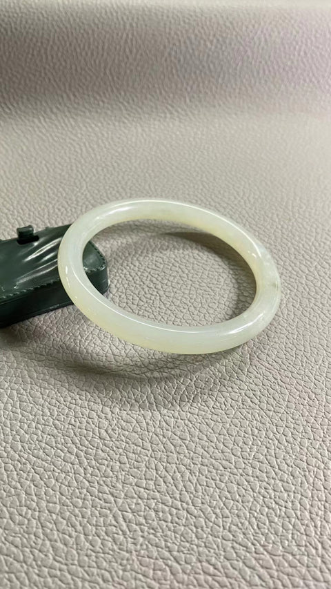Gelang Cahaya Bulan Putih Giok Cui Giok Alami Ukuran 55-57mm Ukuran 56.7mm Giok semuanya terjadi secara alami Pola acak termasuk pajak pengiriman