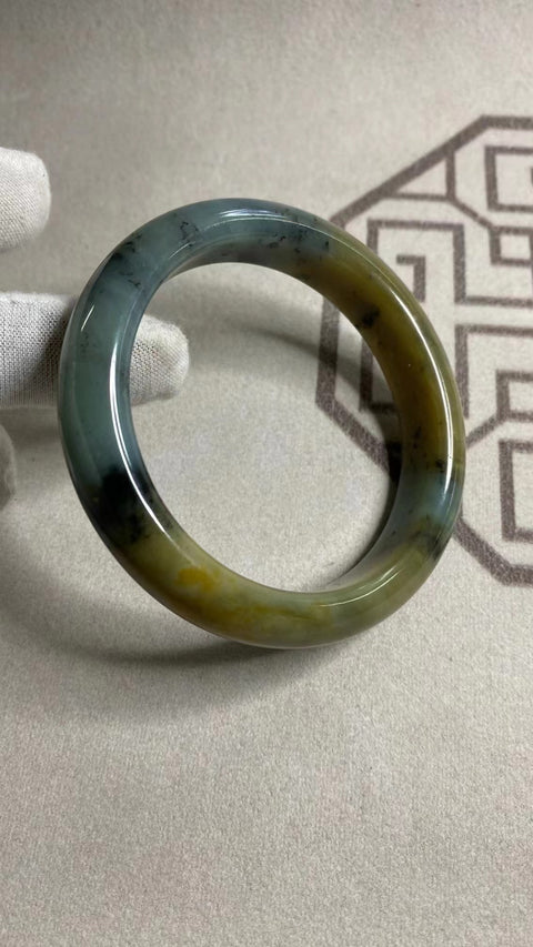 Gelang Biru Bertabur Bunga Giok Cui Giok Alami Ukuran 60-62mm Ukuran 61.2mm Lebar Sisi 13.6mm Giok terjadi secara alami Pola acak Sudah termasuk pajak pengiriman.