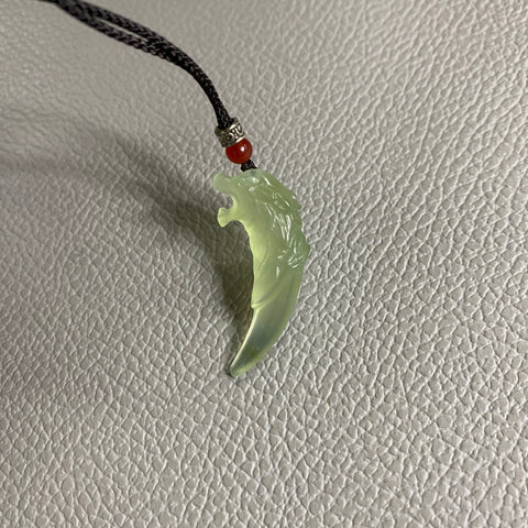 Wolf's Tooth: Liontin Giok Alami, Ukuran: 37✖️15mm, Harga Detik Giok dalam keadaan bersih dan bagus Sudah termasuk ongkos kirim dan pajak.