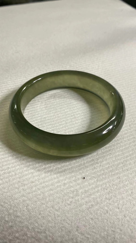 Gelang Es Giok Sierra Jade Abu-abu Alami Ukuran 57-59mm Ukuran 58.6mm Lebar Sisi 14.7mm Giok ini terbentuk secara alami dan polanya acak Sudah termasuk pajak pengiriman.