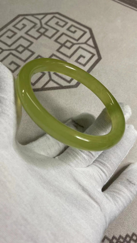 Gelang Giok Ciu Giok Emas Kuning Gelang Giok Emas Kuning Ukuran 61-62mm Ukuran 62.3mm Lebar 9.7mm Giok semuanya terjadi secara alami Pola acak termasuk pajak pengiriman