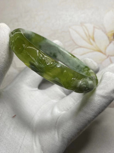 Gelang Giok Bunga Giok Cui Halus Gelang Giok Ukiran Tangan Ukuran 64-66mm Ukuran 65.2mm Lebar Sisi 13.6mm Giok secara alami Pola Bunga Acak