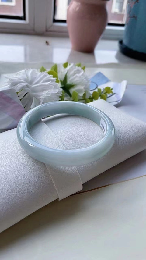Gelang barang dari batu giok alami Batu giok bersih dan halus serta hangat Pola batu giok yang indah Ukuran 60mm Batu giok terjadi secara alami Pola acak & sudah termasuk pajak pengiriman