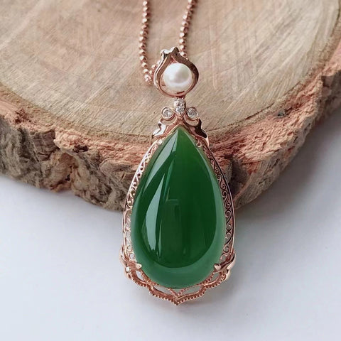 Kalung Air Mata Jasper Alami Buah Giok Hijau adalah emas 18k yang bersih, halus dan hangat Ukuran 18 * 25mm Sertifikat Inspeksi Negara Bagian Gratis + Rantai Perak Berwarna-warni Sudah termasuk pajak pengiriman.