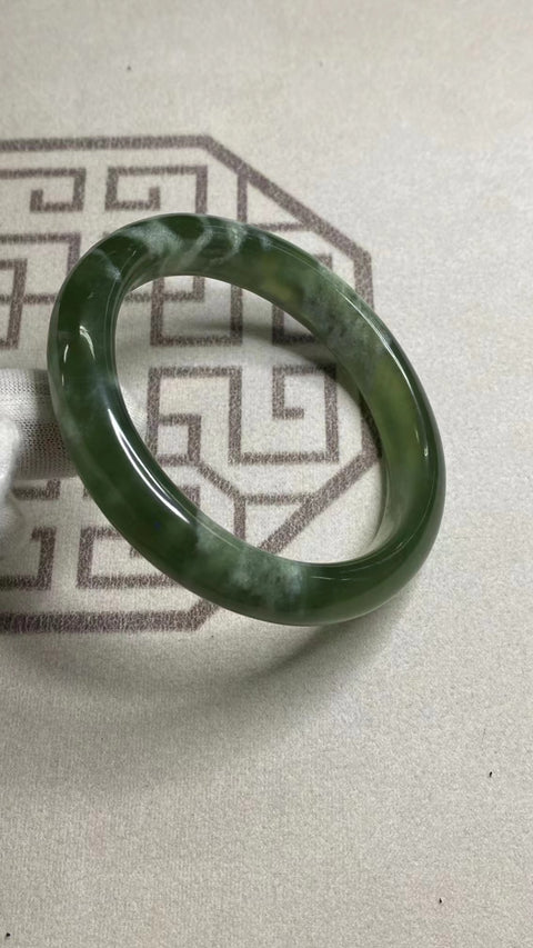 Gelang Hijau Penuh Giok Cui Alami Ukuran 63-65mm Ukuran 64.5mm Ukuran 12.8mm Giok semuanya terjadi secara alami Pola acak termasuk pajak pengiriman