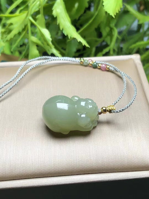 Liontin Anak Giok Giok Hetian Alami Kualitas giok baik-baik saja dan hangat Ukuran 22,5 * 16 * 12mm Kualitas giok bersih dan halus dan hangat Termasuk pajak pengiriman.