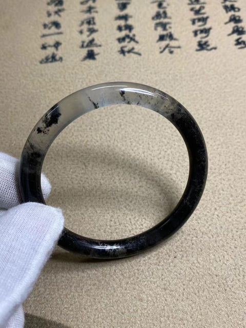 Gelang Garis Kecantikan Tinta Giok Cui Jade Alami Ukuran 55-57mm Ukuran 56.8mm Harga detik Gelang giok alami dan polanya acak Sudah termasuk pajak pengiriman.