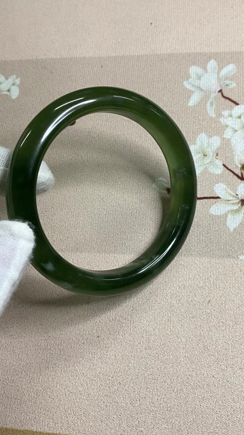 Gelang Giok Cui Giok Hijau Penuh Giok dalam Giok Ukuran 60-62mm Ukuran 61.8mm Lebar Sisi 12.7mm Giok terbentuk secara alami Pola acak Termasuk ongkos kirim dan pajak.