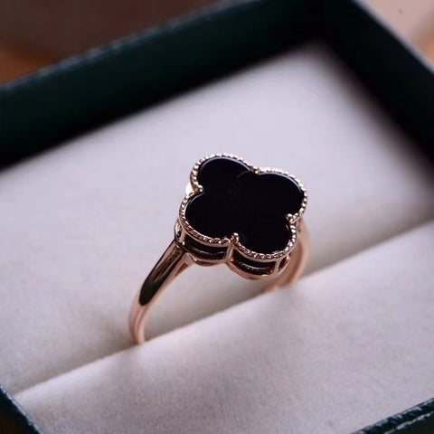 Cincin semanggi empat daun semanggi bertatahkan emas 18 karat hitam onyx 🍀 🍀; Ukuran sekitar 11mm, emas berat, model merek besar, modis dan klasik, pakai super bagus! Sudah termasuk pajak pengiriman