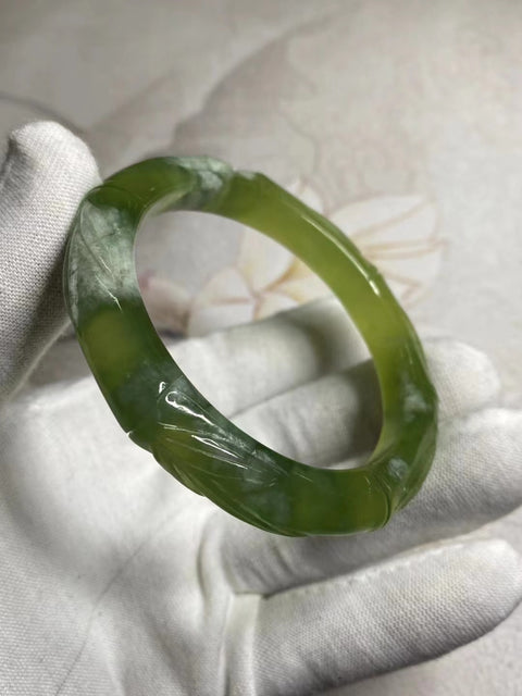 Bamboo Peace: Gelang Giok Cui Giok yang diukir dengan indah, hijau dengan topi susu, pegunungan tinggi, kaliber yang cocok untuk cincin 57-59 Ukuran: 58.2mm, lebar 11mm Giok yang terbentuk secara alamiah polanya acak Sudah termasuk ongkos kirim dan pajak