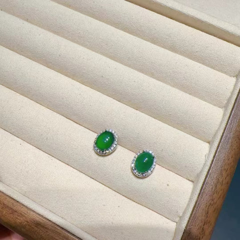 Anting-anting Giok Guatemala alami yang terbuat dari batu giok perak 925 ukuran 8 * 6mm Ukuran keseluruhan 10 * 8.5mm Gaya sangat indah dan kecil; Sudah termasuk pajak pengiriman
