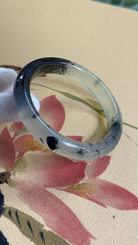 Gelang Percikan Tinta Ice Breed Giok Cui Jade Alami Ukuran 56-58mm Ukuran 57.9mm Lebar Sisi 11.8mm Giok semuanya terjadi secara alami Pola acak Pajak Pengiriman sudah termasuk.