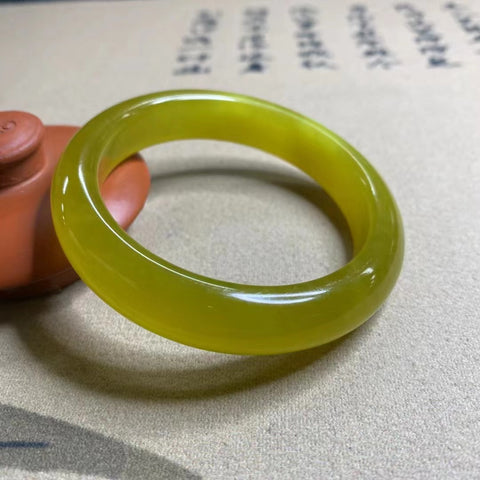 Gelang Bunga Ukiran Giok Cui Fine Jade Ukuran 52-54mm Ukuran 53.8mm Lebar Sisi 12mm Giok ini muncul secara alami dan polanya acak Sudah termasuk pajak pengiriman.