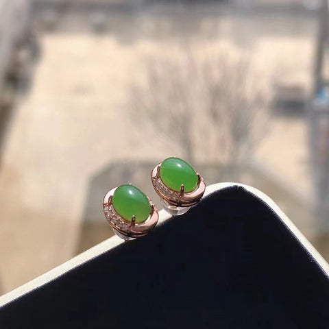 Anting-anting Giok Jasper Alami Giok yang bersih, halus dan hangat dengan warna yang indah; terbuat dari perak 925. Sudah termasuk pajak pengiriman.