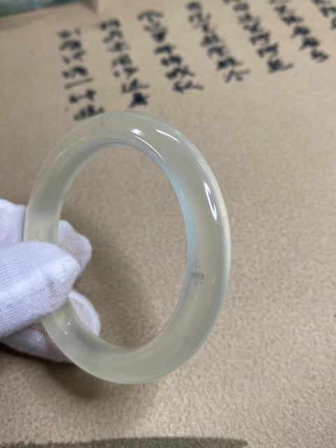 Gelang Badai Salju Giok Cui Jade Alami Ukuran 51-53mm Ukuran 52.4mm Lebar Sisi 9.2mm Giok terjadi secara alami Pola pengiriman acak Pajak pengiriman sudah termasuk.