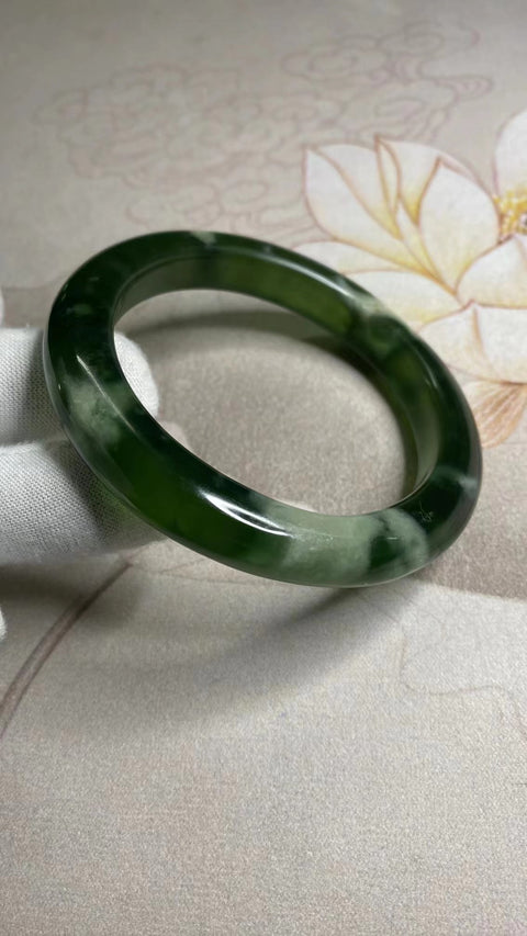 Gelang Halus Bahan Natural Ciu Jade 180 Ukuran 61-63mm Ukuran 62.5mm Lebar Sisi 11.8mm Batu giok semuanya terjadi secara alami Pola acak Termasuk ongkos kirim dan pajak