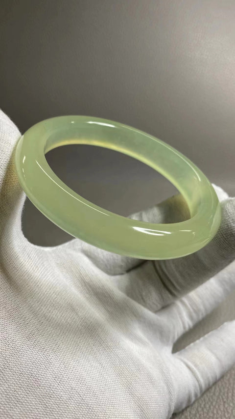 Gelang Mulut Kecil Gelang Giok Cui Alami Ukuran 59-61mm Ukuran 60.3mm Lebar Samping 12.5mm Giok masih terbentuk secara alami Pola acak Pengiriman dan pajak sudah termasuk.