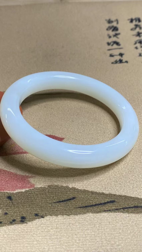 Gelang Cahaya Bulan Putih Giok Cui Giok Alami Ukuran 58-60mm Ukuran 59mm Lebar Sisi 11.6mm Giok terjadi secara alami Pola acak Pengiriman dan pajak sudah termasuk.