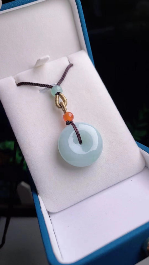 Giok Giok Perdamaian Jadeite Alami bersih dan halus, bahan lubang tua, penuh air, ukuran 2.5 * 1.1mm, termasuk pajak pengiriman.