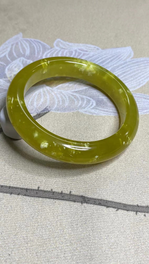 Gelang Bunga Emas Giok Cui Giok Alami Ukuran 58-60mm Ukuran 59.4mm Lebar Sisi 13mm Giok terjadi secara alami Pola bunga acak Sudah termasuk ongkos kirim dan pajak.